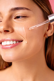 Belyr bildserie – produktgalleri – Brightening Serum – applicering
