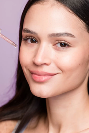 Belyr bildserie – produktgalleri – Hydra Glow Serum – applicering