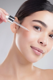 Belyr bildserie – produktgalleri – Time Freeze Serum – applicering